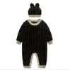 Baby Boys Girls Brand Rompers Bokstäver F Infant Långärmad Jumpsuits med hattar Höst Vinter Toddler Håll varma stickade onesies Bra kvalitet Barnkläder