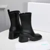 女性のベティポリ塩化ビニールの雨のブーツのゴム厚い半分のブーツトップデザイナーレディースプラットフォームヒールファッションブーツ