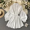 Neploe Weißes Kleid Temperament Stehkragen Schlanke Spitze Kurze Vestidos Vintage Laternenhülse Lose Robe Schwere Plissee Kleider 4G907 210422