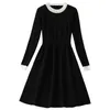 Vårens lång ärm rund nackklänning svart fast färg stickad pärlstav knälång eleganta casual klänningar 21S138B434