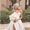 Splendidi abiti da sposa in raso bianco A Line Abiti da sposa senza spalline Scollo a V Pieghe Fessura laterale alta Lunghezza pavimento Abiti da sposa da giardino Custom Made 2022 Vestidos semplici