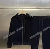 22ss Tute da uomo Con cappuccio Materiale in velluto Lettere in rilievo Streetwear Tuta da vento nera bianca xinxinbuy M-3XL