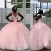 2021 luxe roze quinceanera baljurk jurken illusie juweel hals kant kristal kralen met bloemen tule plus size zoete 16 party prom jurken holle rug veeg trein