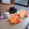 子供たちの靴は男の子の女の子の子供のための輝くスニーカーを導きましたLed発光メッシュスポーツカジュアルシューズ赤ちゃん女の子ファッションLEDの靴G1025