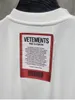 Vetements Mens Tshirt 블랙 화이트 코튼 T 셔츠와 우송료 패치 브랜드 디자이너 셔츠 대형 티 남성 여성 streetwear