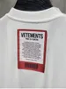 Vetements Mens Tshirt Black White Cotton T Shirt مع Postage Patch Brand Designer Designer Teee Men Men Women Streetwear Q7