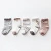 Socken 5 Paare / Set Schöne Cartoon Baby für geborene Streifen Mädchen Junge Baumwolle Säugling Kleinkindboden Kinder Sokken