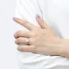 ウェディングリング1CTトレンディな爪の設定925シルバープラチナメッキ模倣スクエアカットダイヤモンドクラシックジュエリーの女性ギフト