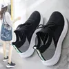 Damskie buty 2021 Summer Sneakers Oddychające Kobiety Wulkanizowane Trenerzy Walking Mesh Light Sandal Platformy Sandały