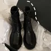 Kadın Ann Boots Siyah Orijinal Deri Dantel Up Demeulemeester Ayak Bileği Botları Yuvarlak Toe Yan Fermuar Blok Topuk Bikter Botlar Ayakkabı Hi258Z