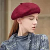 القبعات قبارة الصوف النساء الخريف الاستمرار قبعة تنفس الدافئة محبوك الكورية نمط الفرنسية باريت السيدات الإناث قابل للتعديل حبل 2021