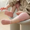 6色の子供床の靴下セットクロールの赤ちゃんのパッドの子供キッズニーキャップM3383