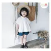 Estilo coreano meninas bonitos roupas conjunto branco blusa solta + shorts 2 pcs ternos bebezas crianças roupas casuais 2-6y roupas de crianças 210508