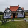 Bar irlandese gonfiabile gigante a forma di casa portatile commerciale Cabina di tronchi per tende da pub Stand di concessione, sala lounge VIP oxford con botti per feste all'aperto