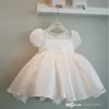 女の赤ちゃんエレガントな白いドレス