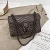 Fábrica atacado mulheres couros sacos de ombro elegantemente em forma de corrente de couro retro em relevo mulheres bolsas tendência de rua fivela de ouro moda bolsa 802