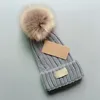 Luxury päls pom poms kid hat mode vinter hattar för barn kepsar baby solid färg designer stickade mössa