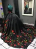 Abiti Quinceanera bianchi ricamati con fiori di rosa Charro Scollo a V profondo 2022 Stile di moda Abito da ballo dolce messicano Abiti da ballo Puffy