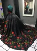 Rosa blomma broderade vita quinceanera klänningar charro plunging v-neck 2022 mode stil mexikansk söt prom klänning boll klänningar puffy