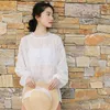 Camisa de renda chique coreana mulheres ver através do sólido redondo pescoço bolha mangas blusa mulheres bordadas protetor solar camisas 13463 210508