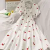 Kawaii borduurwerk aardbei jurk vrouwen wit vierkante nek bladerdeeg mouw vintage a-lijn strand es Koreaanse kleding 14547 210512