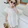 Été filles robe coréenne vacances décontracté couleur unie mignon creux volant manches dentelle princesse bébé enfants vêtements pour enfants 210625