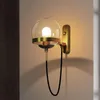 Стеновые лампы Нордические ретро -ресторанные лампы постмодернистская минималистская эль -при постели промышленное ветровой круг из кованого железа стеклянный шарик