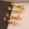 Europa Amerika Fashion Style Earring Lady Womens Goud/Zilver/Rose-kleur Metaal Gegraveerde V Initialen Hollow Out Flower Crazy in Lock Oorknopjes M69662