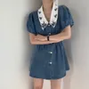 Mini abito estivo in denim blu con ricamo per le donne Manica corta a sbuffo con bottoni a vita alta Abiti da festa di moda coreano 210513