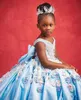 2021 Sevimli Işık Gökyüzü Mavi Kızlar Pageant Elbiseler Kapalı Omuz 3D Çiçek Çiçekler Kristal Boncuklu Çiçek Kız Elbise Çocuklar Sweep Tren Yay Doğum Günü Cemaati