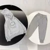 Mode Babykläder Set Träningsoverall 2 st Kostymer Barn Pojke Flicka Långärmad Luvtröja Tröja Klassisk Letter Top Byxor Outfits Höst 5 Styles