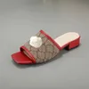 Tasarımcı Yaz Plaj Terlik Moda Loafer'lar Tembel Düşük Topuklu Floplar Deri Mektuplar Lady Karikatür Slaytlar Kadın Ayakkabı Metal Bayanlar Sandalet