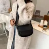 Kleine PU-Leder-Sattel-Umhängetaschen für Damen 2021 Winter einfache Umhängetasche Luxuriöse trendige Handtaschen und Geldbörsen