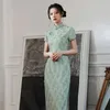 Abbigliamento etnico Raso verde chiaro Lady Cheongsam Elegante abito cinese floreale fluttuante Abito colletto alla coreana sottile Qipao Bottone vintage Vestid