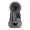 New Fashion Women Ladies Warm Winter Beanie Large Faux Fur Pom Poms Bobble Hat Berretto da sci lavorato a maglia Nero Blu Bianco Pink248e