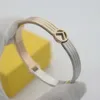 Europa America Gioielli di marca di moda Lady Donna Bracciale rigido in oro 18 carati con lettera incisa scavata in acciaio inossidabile a doppio colore