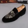 Ny stil italiensk män loafers broderi tofflor rökning slip-on skor lyx party bröllop svart sammet klänning skor män lägenheter m529