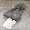 Designer vinter stickad mössa ull hatt kvinnor chunky stickad tjock varm faux päls beanies hattar kvinnliga motorhuven löstagbar hårbollskalle mössor