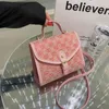 Handväska mjukt läder präglad hand liten sommar rosa signatur hög sense stil messenger väska