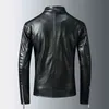 Black Pu Jackets Homens Moda Metal Emblemas High Street Stand Neck Zipper Sleeve Streetwear Motocicleta Casacos De Couro Faux 211111