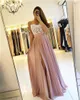 2021 Blush Roze Lange Bruidsmeisjes Jurken Hoge Zij Split Spaghetti A-lijn Applicaties Chiffon Wedding Guest Dress Prom Feestjurken