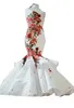 Magnifique rouge et blanc 3D fleurs florales robe de mariée sirène 2022 chérie satin perles ruché sud arabe pays Designer 294d