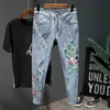 Heren jeans lente herfst borduurwerk gescheurde gaten zakken stretch bedelaar bijgesneden broek rits retro denim potlood broek x0621