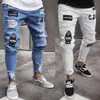 Moda uomo Jeans hip-hop strappati strappati elasticizzati da motociclista Pantaloni lunghi in denim a matita sottile con patch nastrati distrutti X0621