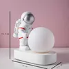 Astronaut Spaceman Moon Night Light Bedroom Bedside Desktop Creative Decoration Bordslampa Presentljus för barn Baby Kids Y0910