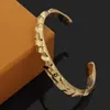 Europa América estilo moda homens senhora mulheres titânio aço 18k ouro gravado letra flor aberta pulseira de pulseira esculpida m00332