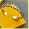 Mężczyzna projektant bransoletka dla kobiet mankiet list marki złote bransoletki dla kobiet wesele f biżuteria ozdoby naszyjniki 21082005R