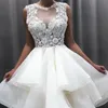 2021 Novos vestidos de noiva lindos de renda curta sem mangas na altura do joelho vestidos de noiva com decote em O pescoço para noiva recortado nas costas237C