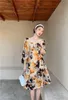 Moda Vintage Latarnia Rękaw Długa Sukienka Kobiety Żółty Kwiatowy Druku Kwadratowy Neck Backless Court Damskie 210427