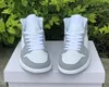 2021 Jumpman 1sMen Femmes Mid Top Qualité Basketball Chaussures Blanc-Gris Luxe Designer Hommes Femmes Banned Bred Toe Chicago Baskets Baskets